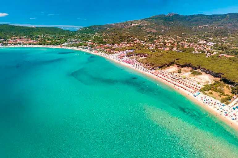 Spiaggia di Marina di Campo con sabbia chiara e mare calmo