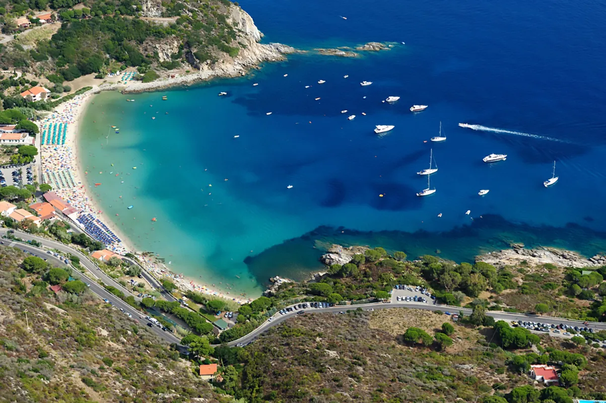 Baia di Cavoli con acque trasparenti