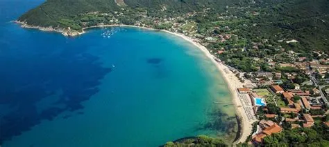 Spiaggia di Procchio, ampia e sabbiosa